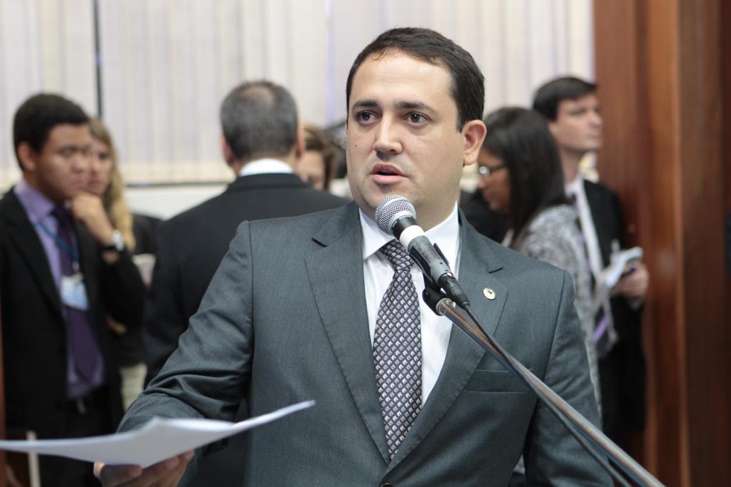 Imagem: Marcio Fernandes encaminha pedidos durante pequeno expediente