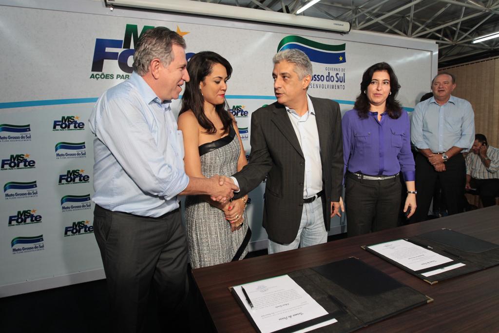 Imagem: Giroto cumprimenta Youssif. Ambos foram empossados pela governadora em exercício Simone (d)