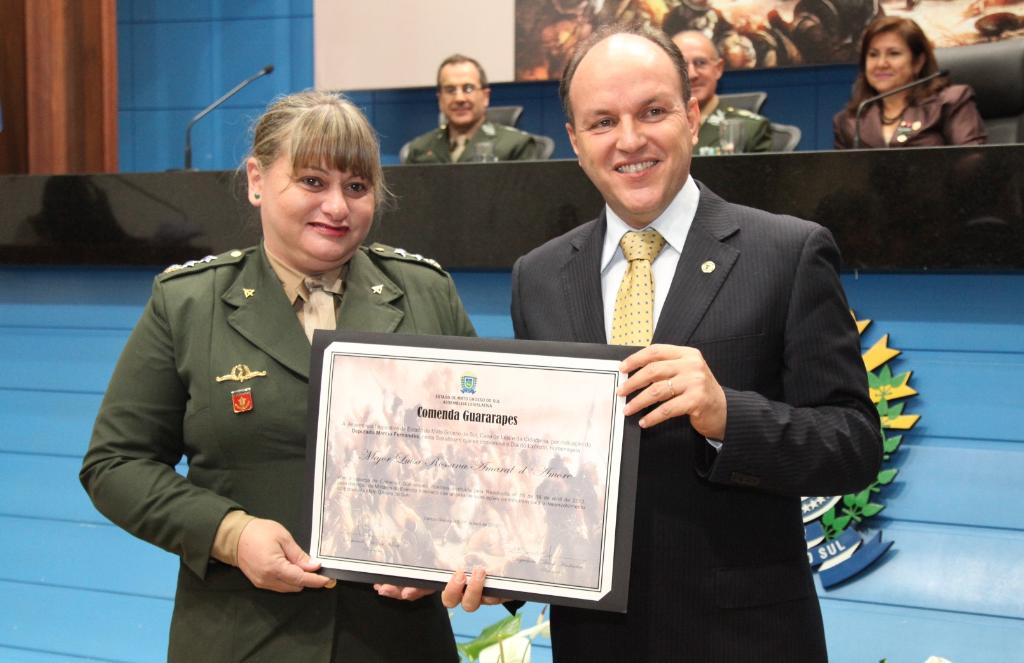 Imagem: Mochi representou o dep. Marcio Fernandes na entrega da Comenda à major d’Amore