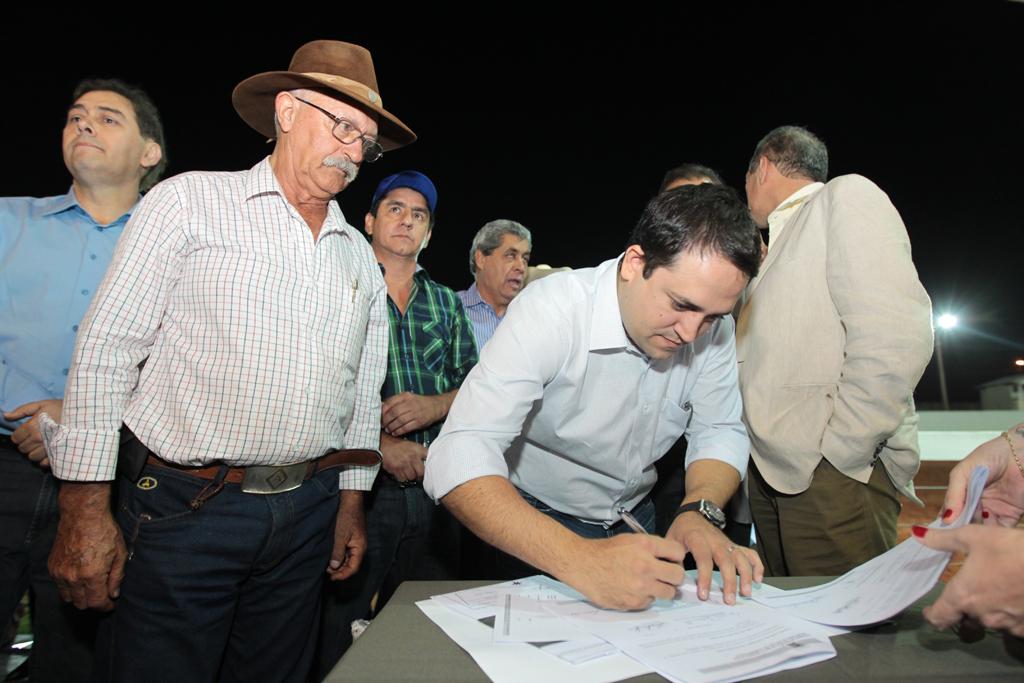 Imagem: Deputado Marcio Fernandes assina termo de doação de área
