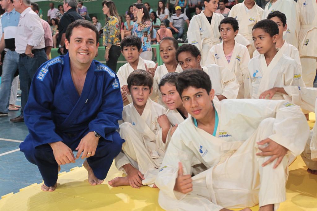 Imagem: Deputado Marcio Fernandes entregou quimonos aos pequenos judocas
