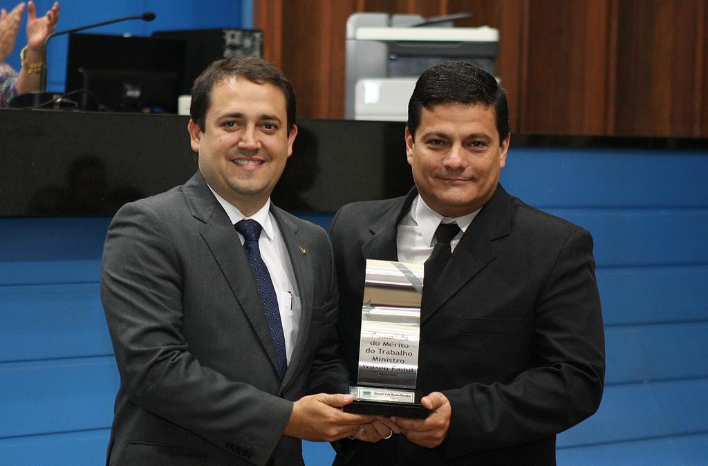 Imagem: Deputado Marcio Fernandes entrega Comenda a Ricardo Ferreira