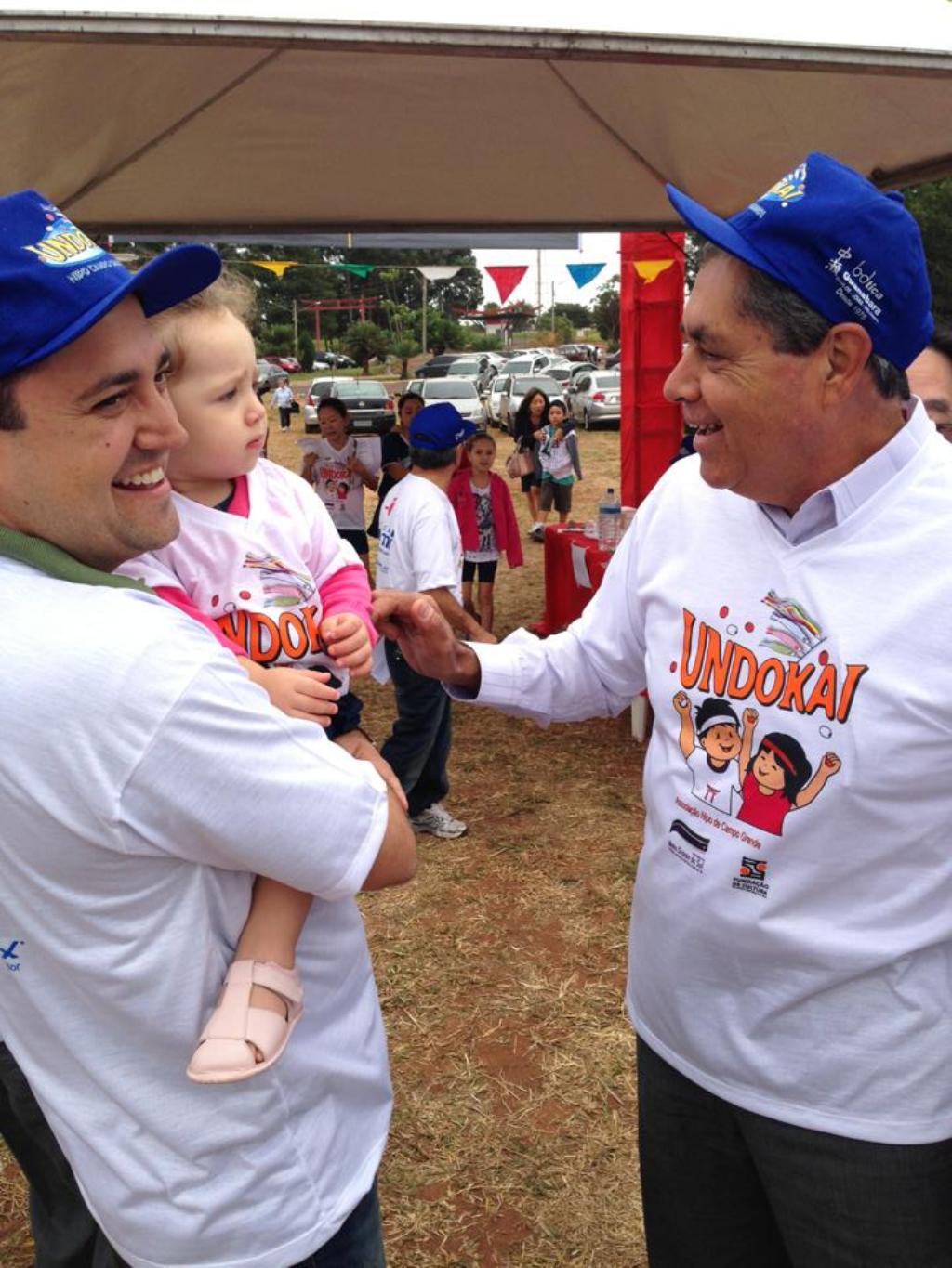 Imagem: Com Manu nos braços, Marcio Fernandes conversa com governador André