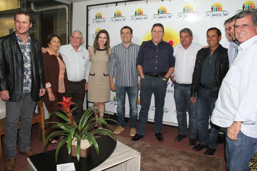 Imagem: Mara Caseiro ao lado do prefeito e lideranças que participaram do aniversário de São Gabriel