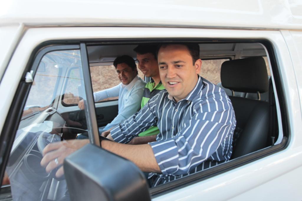 Imagem: Marcio Fernandes dirigi Kombi em Jaraguari com o Pref. Vaguinho.