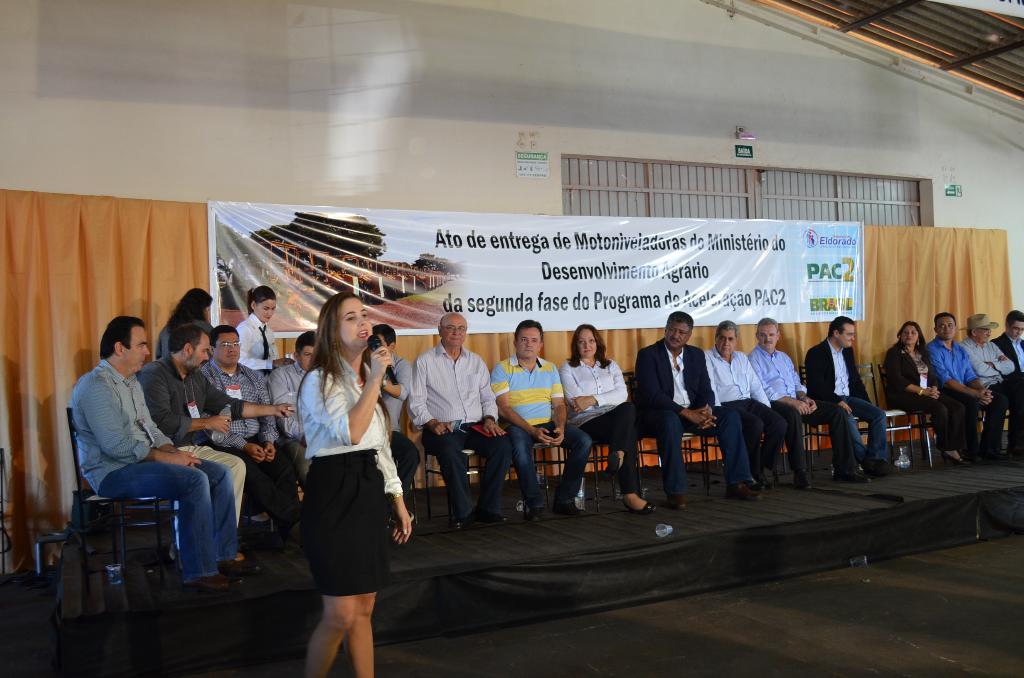 Imagem: Mara Caseiro participa da entrega das motoniveladoras