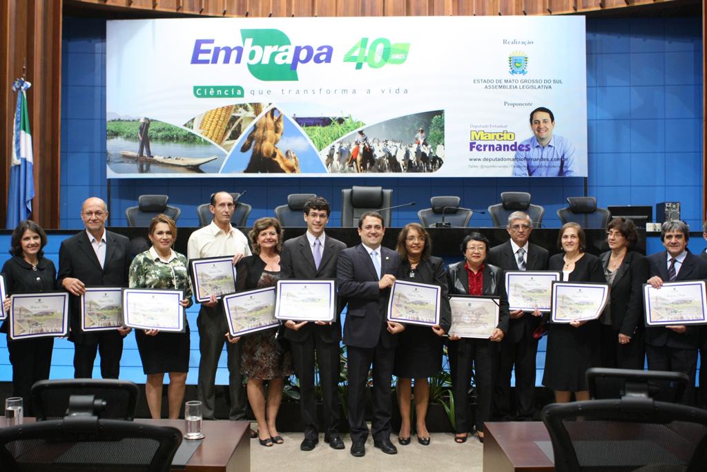 Imagem: Homenageados durante a sessão solene.