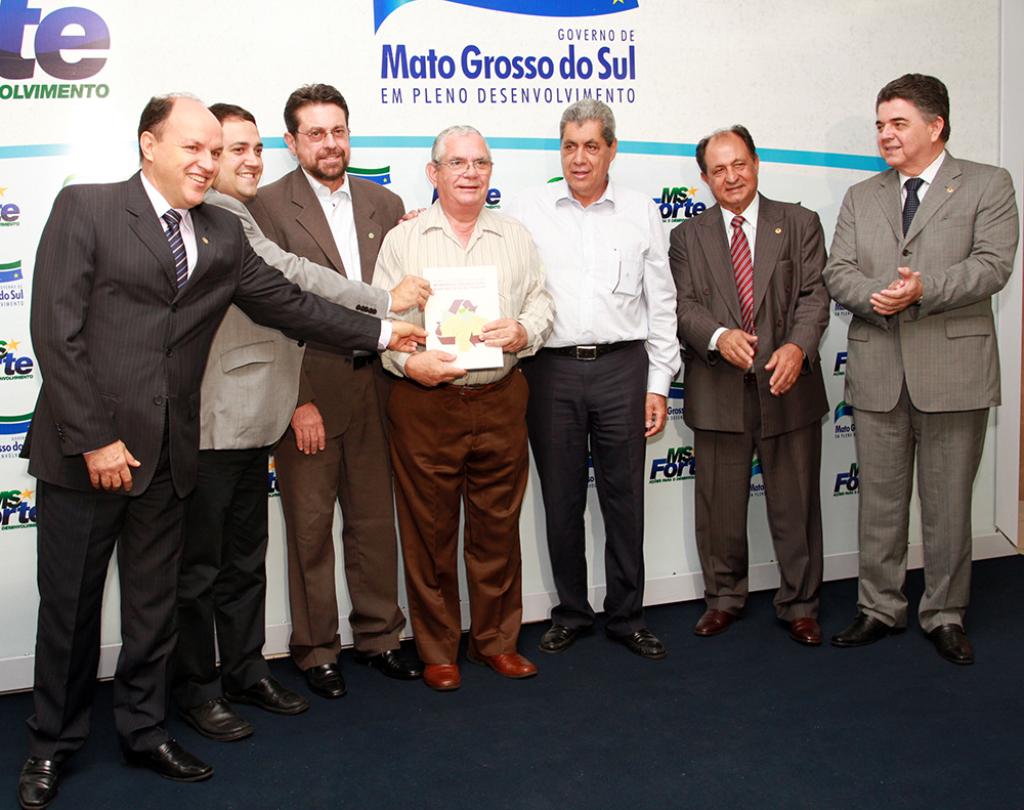 Imagem: Prefeito Adão Rolim de São Grabriel do Oeste recebe catálogo do programa 