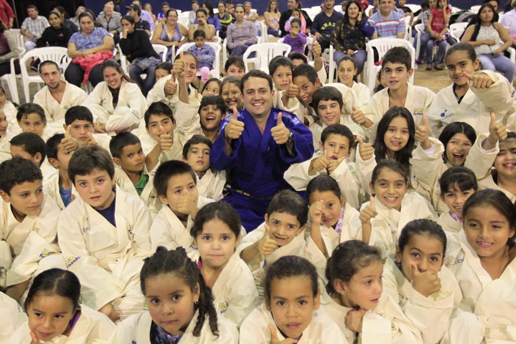 Imagem: Marcio Fernandes durante a entrega de quimonos em Antônio João