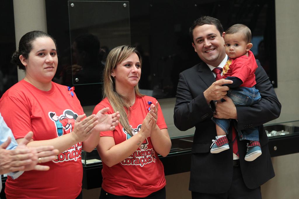 Imagem: Marcio Fernandes ao lado das coordenadores do Pequenos Corações