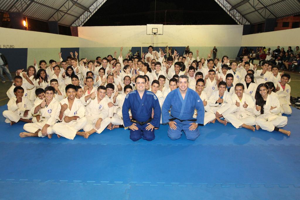 Imagem: Deputado Marcio Fernandes e atletas do projeto Esperança Olímpica em Dourados