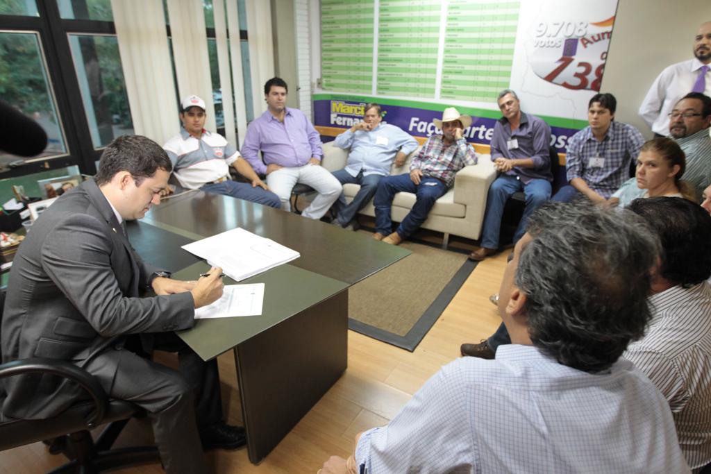 Imagem: Deputado Marcio Fernandes em reunião com os representantes de equinos adeptos de esporte equestre.