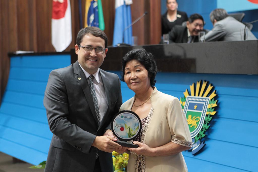 Imagem: Marcio Fernandes entrega Troféu Tsuru para a empresária Takako Guenka.