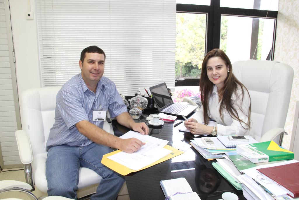 Imagem: Vereador Mano conversa com Mara sobre o assentamento