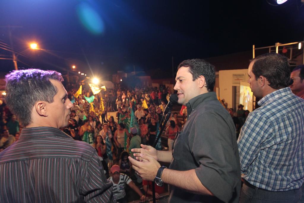 Imagem: Marcio Fernandes participa do último comício da coligaçãoAmor, Paz e Progresso (PMDB-PR) em Figueirão