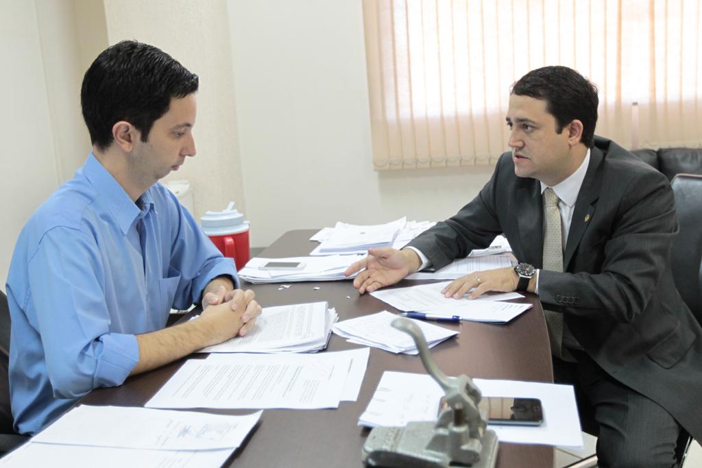 Imagem: Superintendente do Procon/MS Alexandre Rezende e deputado Marcio Fernandes