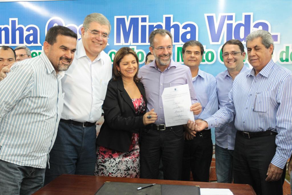 Imagem: Marcio Fernandes testemunha acordo de cooperação para construção de mais de 1,4 mil casas para agricultores familiares