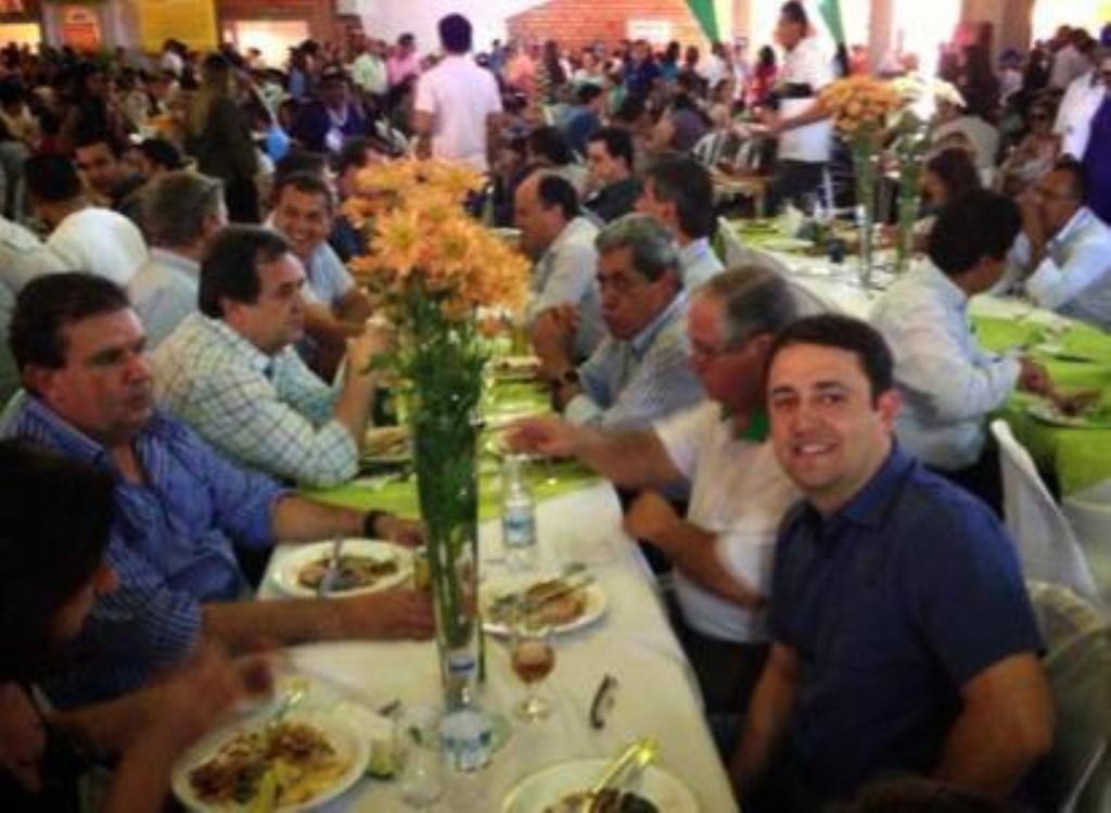 Imagem: Deputado Marcio Fernandes apreciando a iguaria do evento