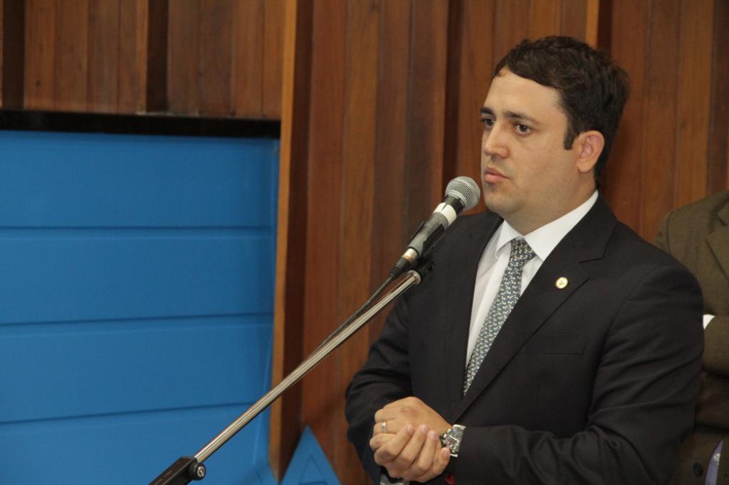 Imagem: Marcio Fernandes apresentando as indicações durante sessão