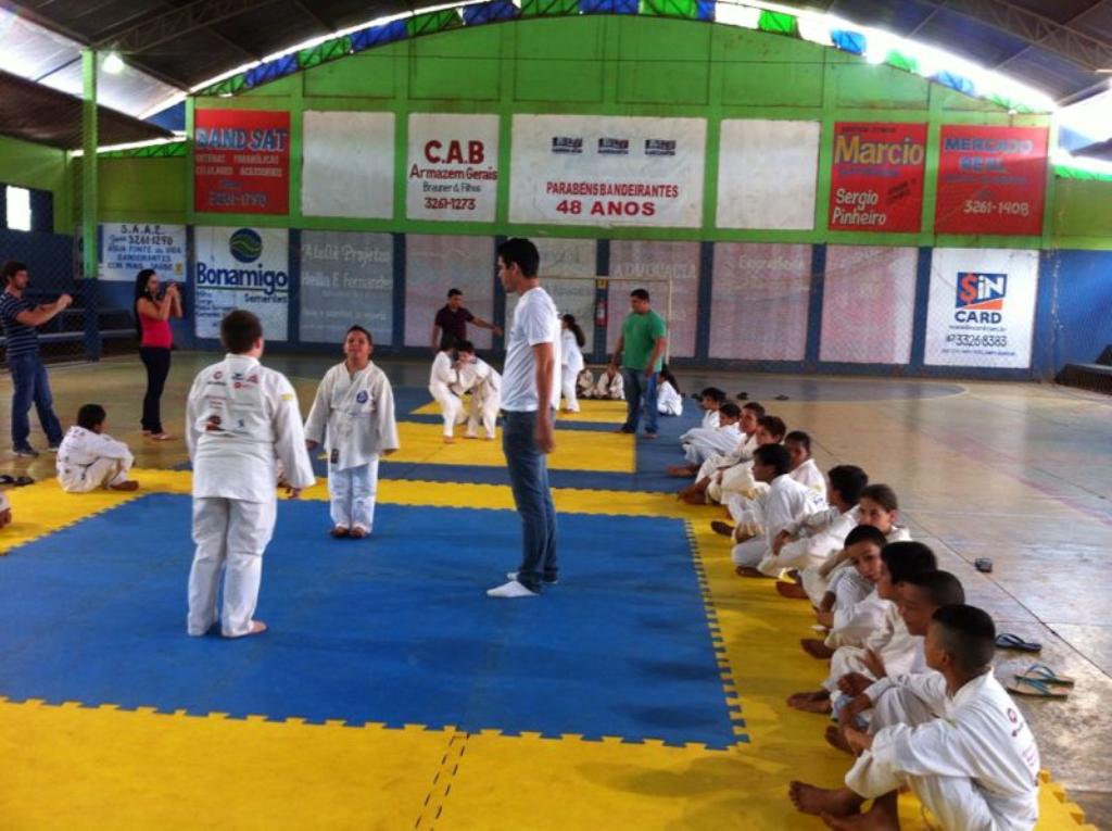 Imagem: Atletas do Projeto Judô Nota Dez concentrados durante a competição