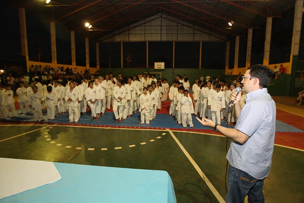 Imagem: Idealizador do Projeto Judô Nota Dez, Marcio Fernandes, durante conversa com os atletas