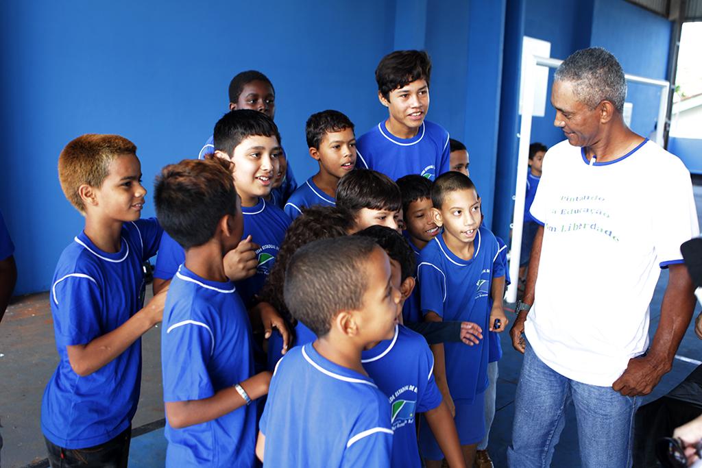 Imagem: Alunos com um dos detentos que realizou a reforma na escola.
