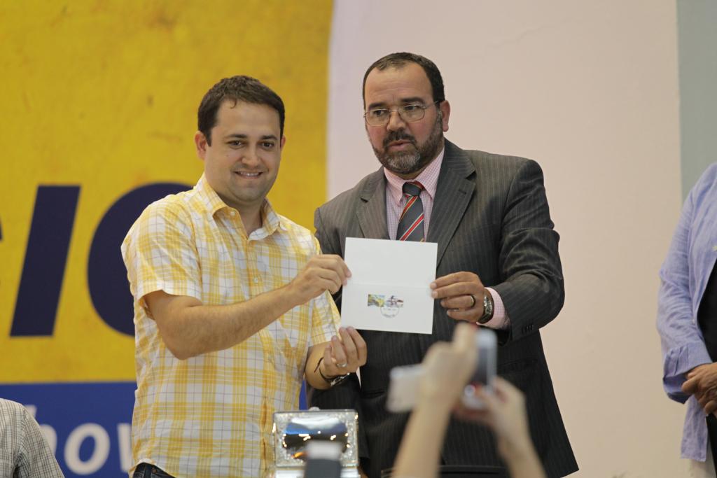 Imagem: Marcio Fernandes obliterou selo comemorativo dos Correios em homenagem a Eduardo Machado Metello.