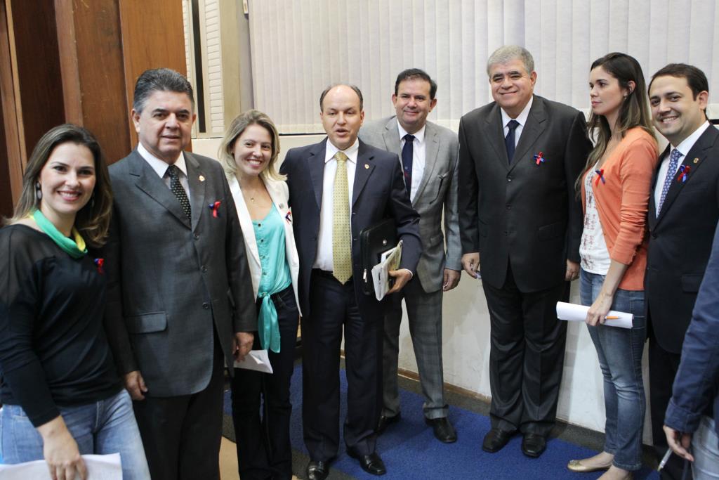 Imagem: AL foi contagiada com a nobre causa, deputados e funcionários usaram o laço símbolo da cardiopatia.
