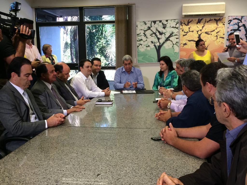 Imagem: Governador assina decreto que autoriza taxistas circularem entre os municípios de MS