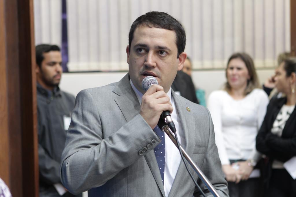 Imagem: Marcio Fernandes apresenta requerimento de cumprimento da lei que proíbe os profissionais da saúde a usarem jalecos fora do ambiente de trabalho