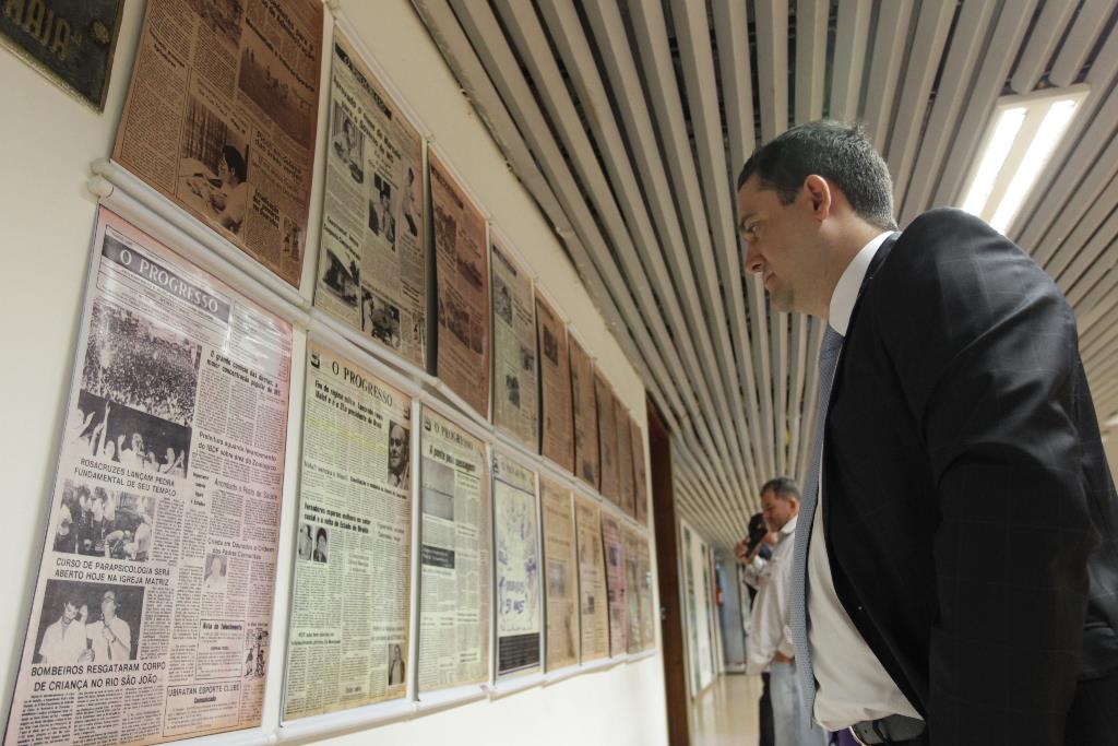 Imagem: Deputado Marcio Fernandes em exposição de exemplares do jornal O Progresso