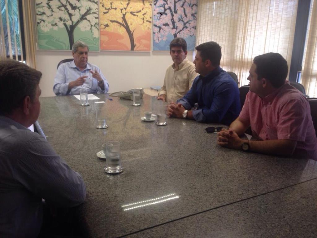 Imagem: Marcio Fernandes durante reunião com empresário