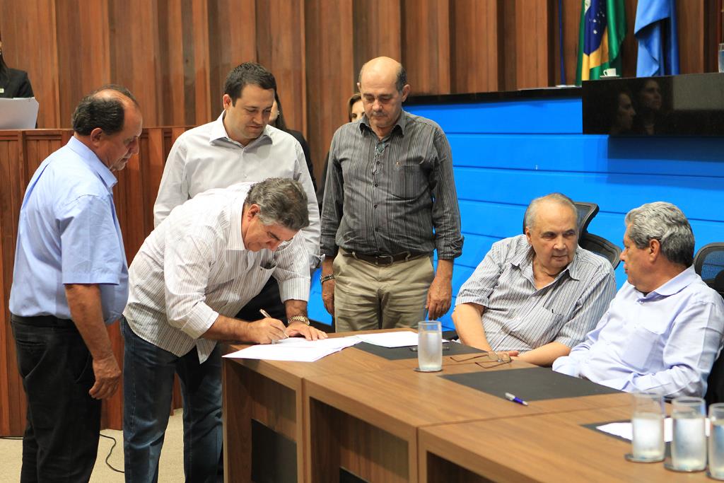 Imagem: Prefeito de Maracaju, Maurílio Azambuja assina emenda parlamentar referente a ambulância para o município.