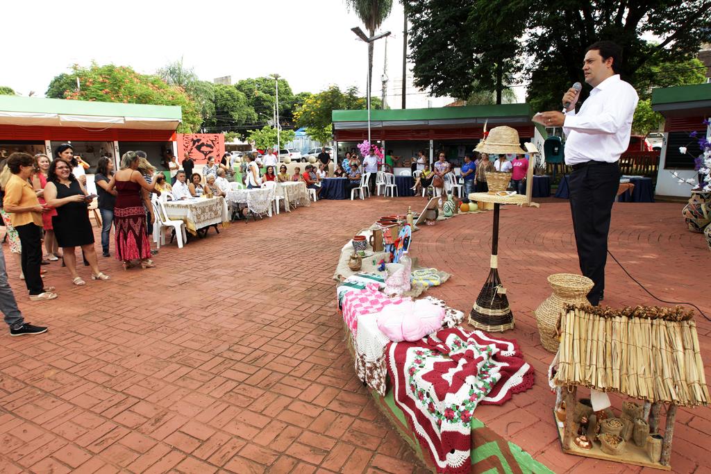 Imagem: Marcio Fernandes durante homenagem ao dia dos artesãos na Praça dos Imigrantes.
