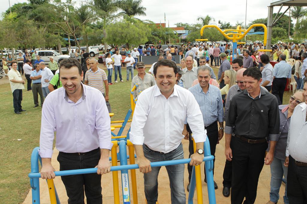 Imagem: Descontraídos, deputado Marcio Fernandes e Prefeito de Nova Alvorada do Sul testam os equipamentos da academia ao ar livre