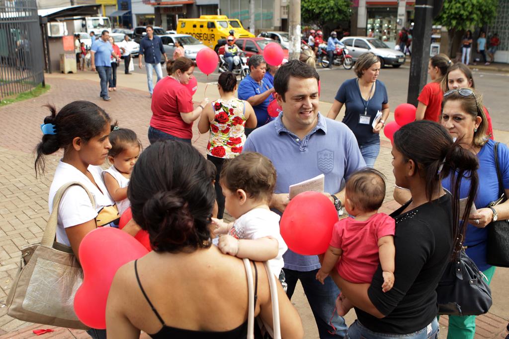Imagem: Marcio Fernandes explica às mães sobre o Teste do Coraçãozinho