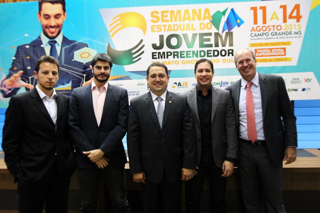 Imagem: Deputado Marcio Fernandes ladeado pelos empresários palestrantes