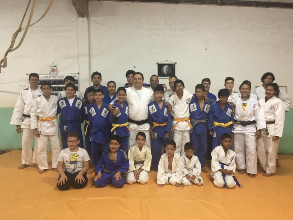 Imagem: Judocas com o criador do projeto, o deputado Marcio Fernandes