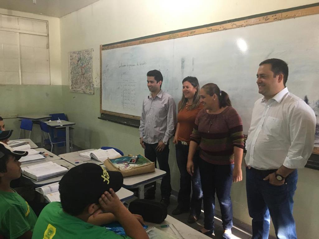 Imagem: Marcio Fernandes visita as salas climatizadas através de sua emenda parlamentar. 