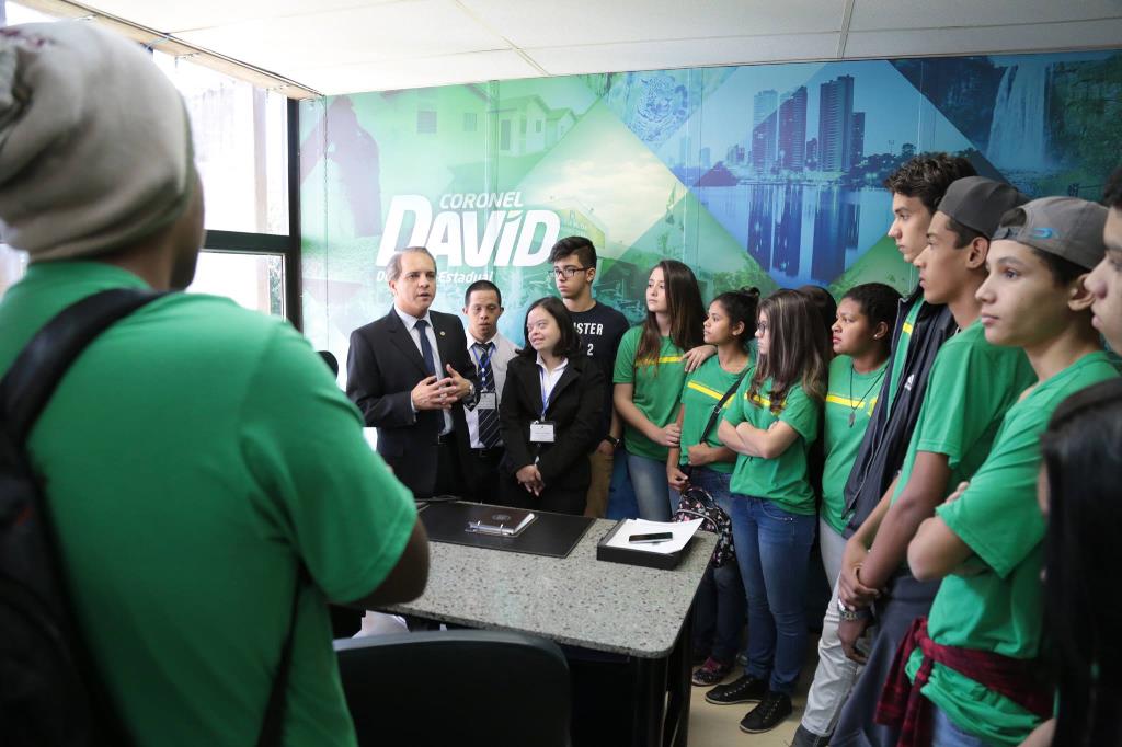 Imagem: Alunos também tiveram a oportunidade de visitar o gabinete do deputado estadual