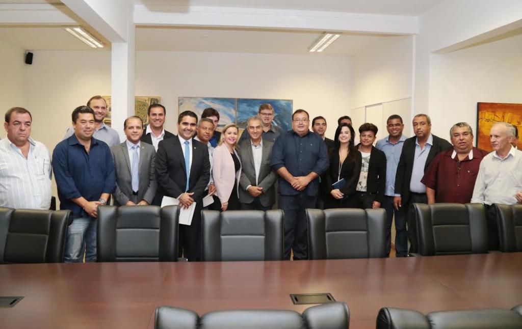 Imagem: Vereadores e secretários de Amambai em reunião com governador