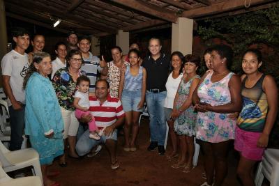 Imagem: Moradores do bairro Nossa Senhora das Graças conversam com o deputado Coronel David