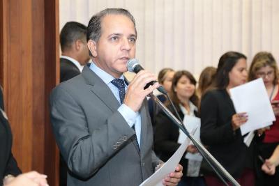 Imagem: Deputado incentiva a prática de exercícios com uma academia ao ar livre.