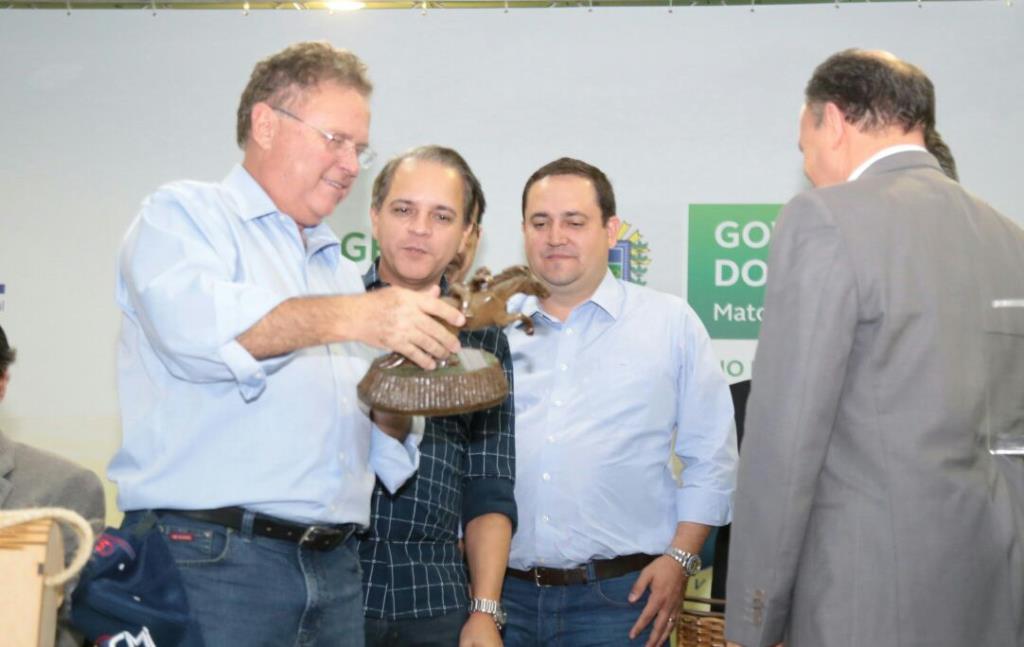 Imagem: Foi entregue ao Ministro Blairo Maggi o Diploma de Ilustre Visitante em MS.